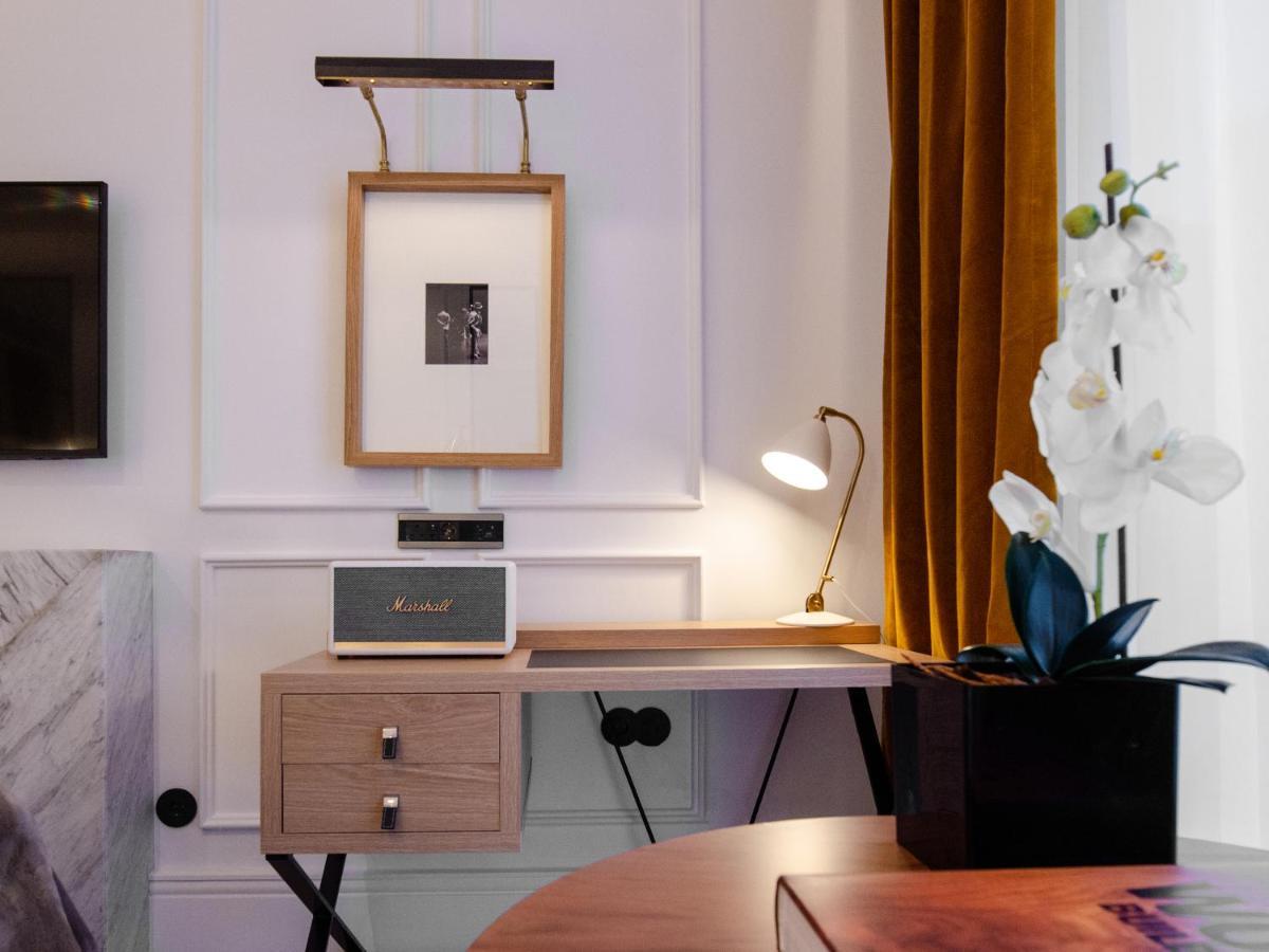 Browns Avenue Hotel Lisboa Ngoại thất bức ảnh A wall-mounted picture light