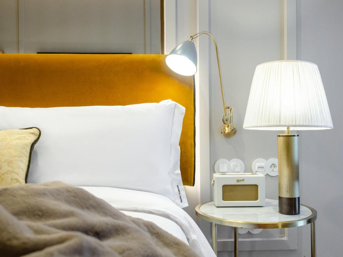 Browns Avenue Hotel Lisboa Ngoại thất bức ảnh A bedside table with a lamp and a radio