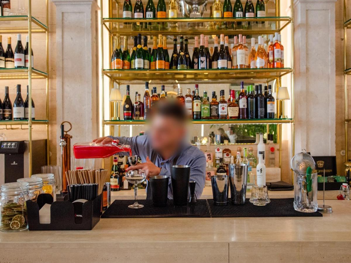 Browns Avenue Hotel Lisboa Ngoại thất bức ảnh A bartender at work