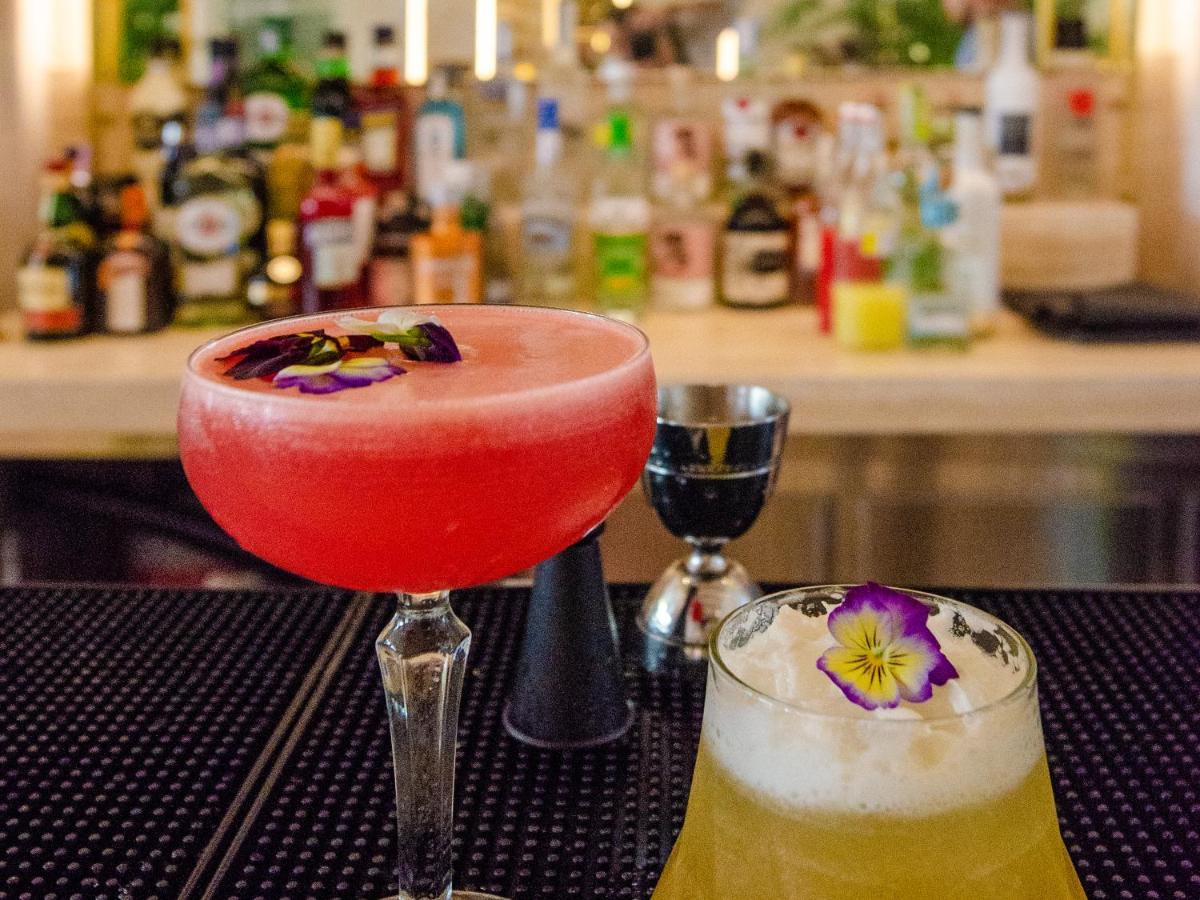 Browns Avenue Hotel Lisboa Ngoại thất bức ảnh A French 75 (right) and a Clover Club (left)