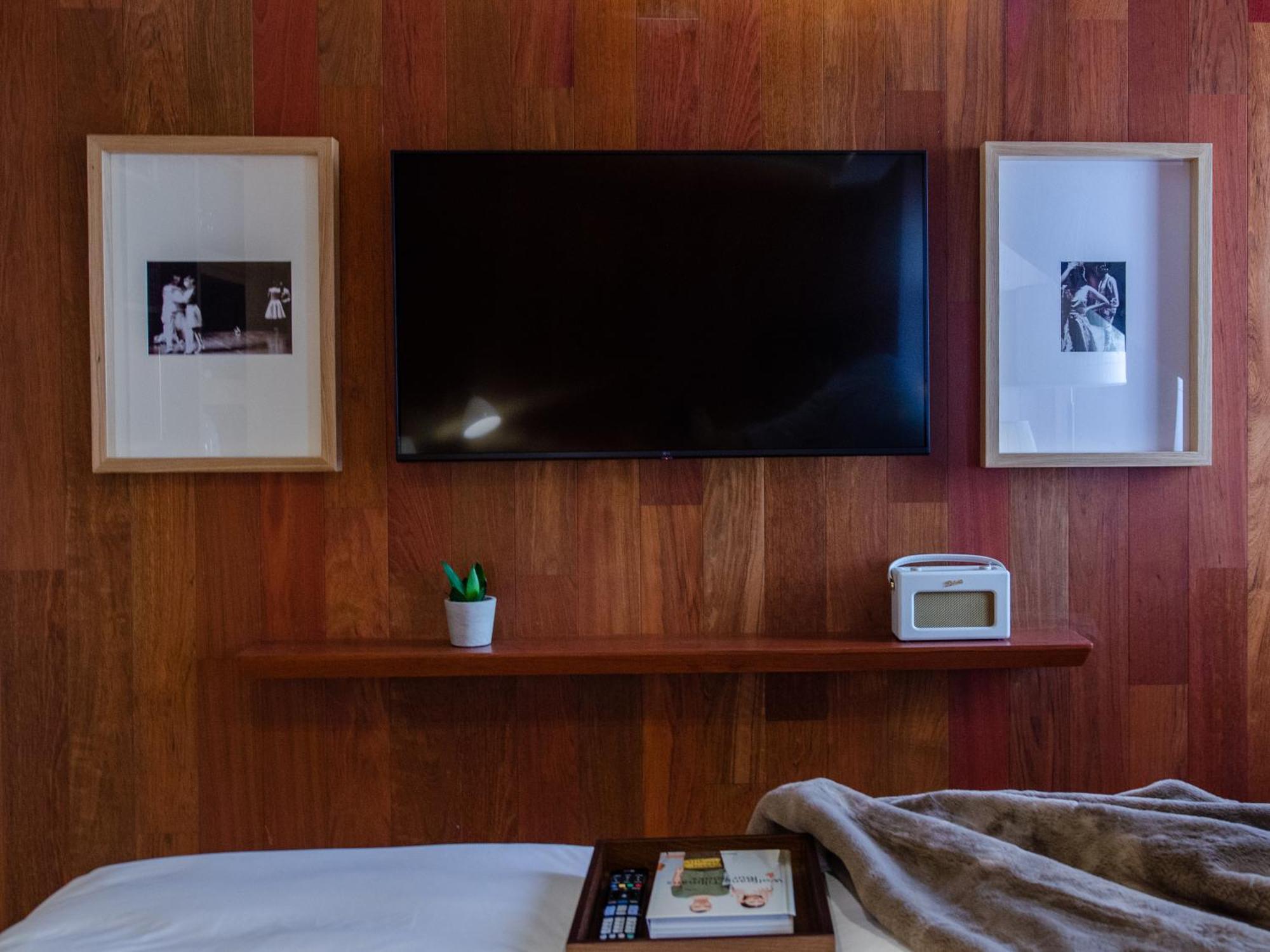 Browns Avenue Hotel Lisboa Phòng bức ảnh A television set mounted on a wall